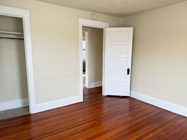 Building Photo - 839 E Walnut St