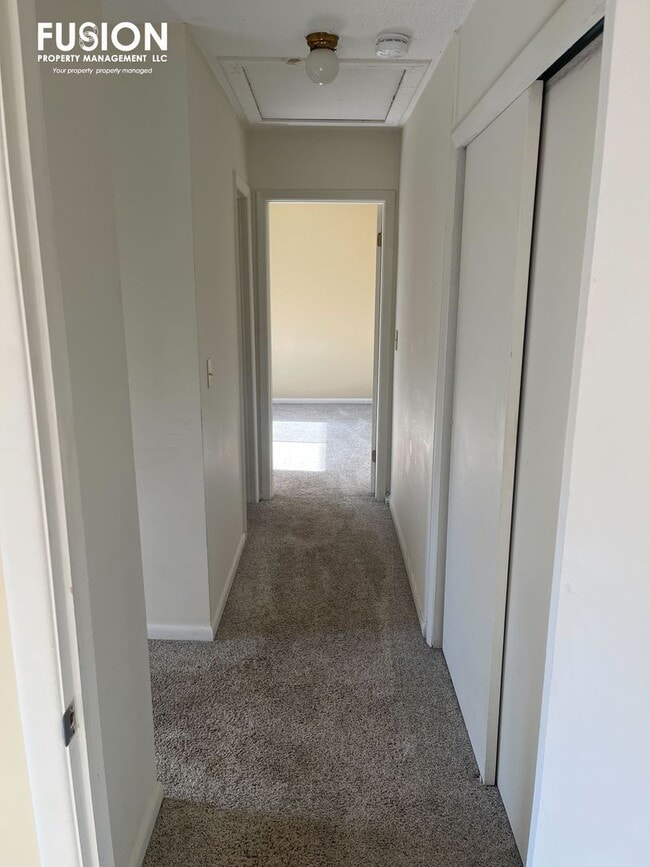 Building Photo - 3 Bedroom/2 Bathroom Condo Right Near Oakledge Park w/Pool!