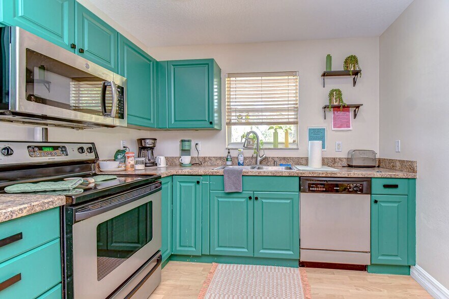 Full kitchen of the Palm apartment - 5114 33rd St E