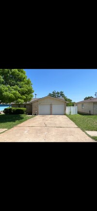 Building Photo - 801 Cactus Dr