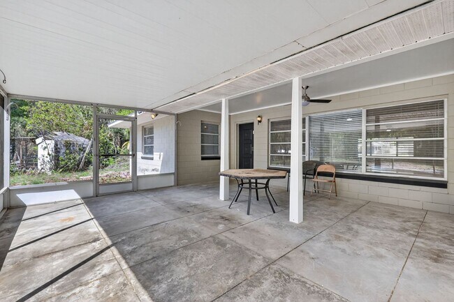 Building Photo - Fully Renovated Canal-Front Home on the Harris Chain of Lakes!