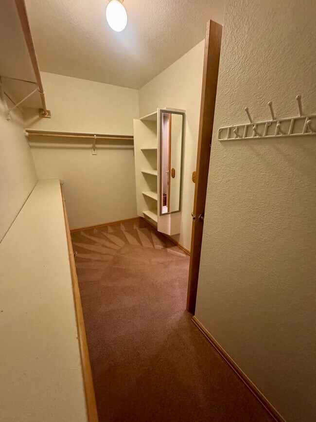 Building Photo - Gorgeous 4 bedroom with Loft and 3 car gar...