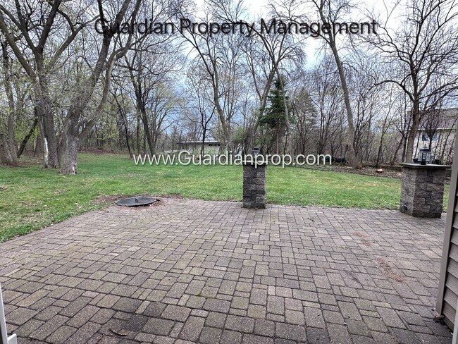 Building Photo - Minnetonka Home, 3 Car Garage, Large Primary, Updated Kitchen, Patio