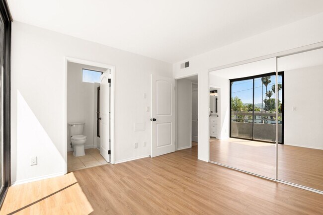 Building Photo - Newly Remodeled 2 Bed, 2 Bath Apartment in Valley Village!