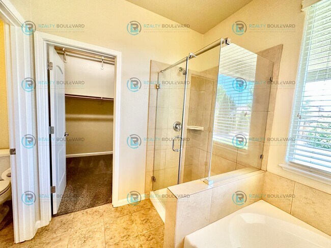 Building Photo - 3 Bedroom 2 Bathroom with Garage covered patio and beautiful yard!