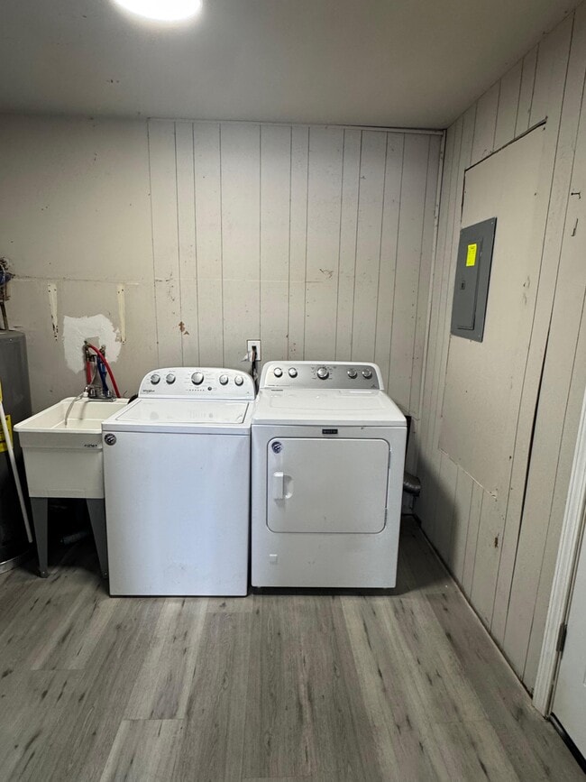 Building Photo - 5901 Roosevelt St