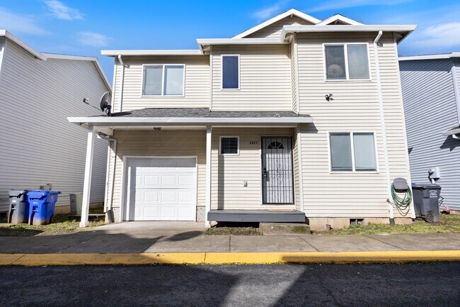 Building Photo - 3 bedroom, 2.5 bathroom home - SE Portland