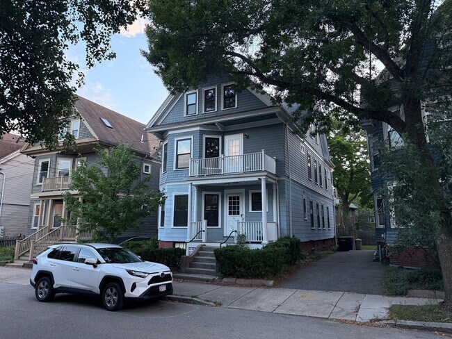 Building Photo - 16 Willow Ave