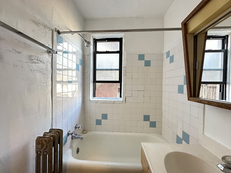 Building Photo - 714 W Belmont Ave