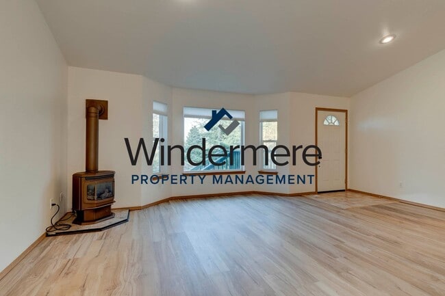 Building Photo - Single-Level 3 Bedroom Home with Fenced Yard
