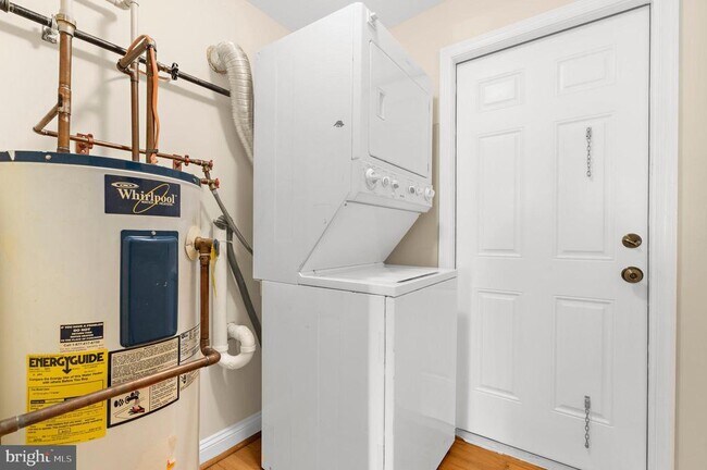 Building Photo - 1005 Baylis St