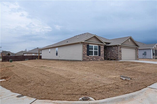 Building Photo - 820 Braidburn Rd