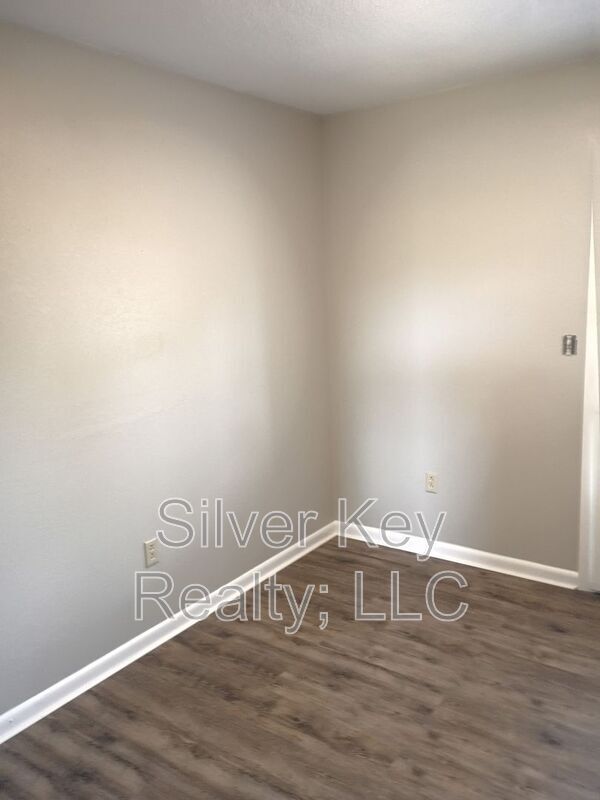 Building Photo - 823 Englewood Rd