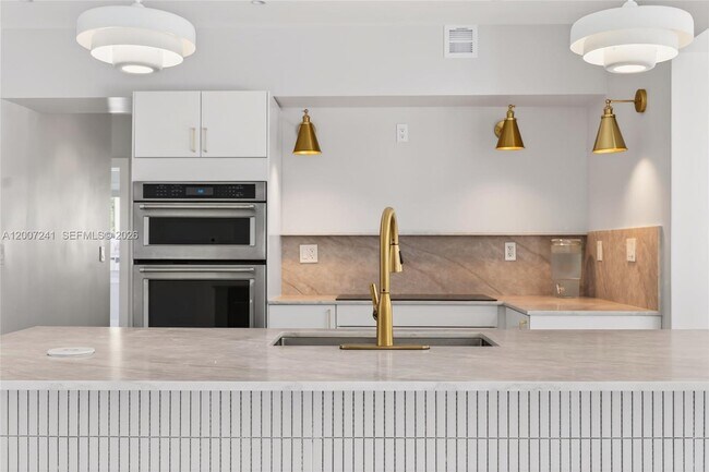 Building Photo - 1250 NE 133rd St