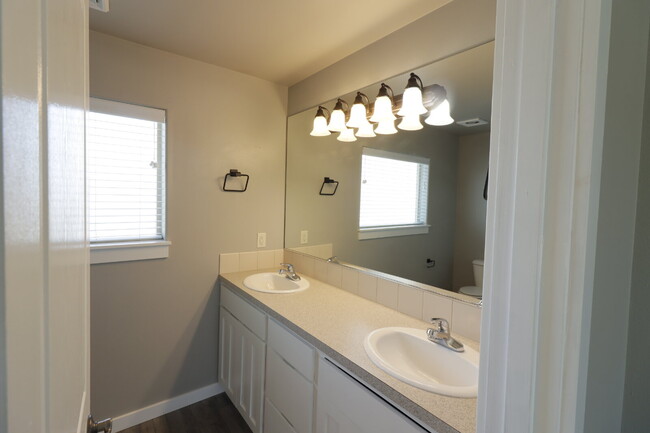 Building Photo - Charming 3-Bedroom Home with Designer Touc...