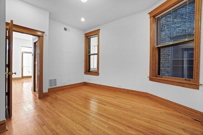 Building Photo - 713 W Wrightwood Ave