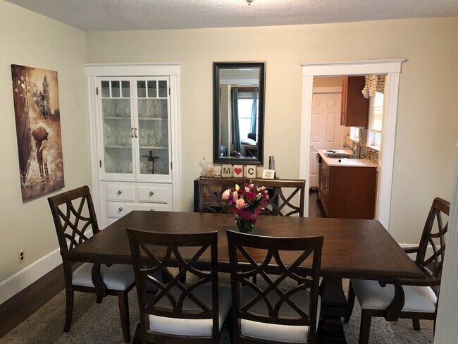 Building Photo - 66 Wren St