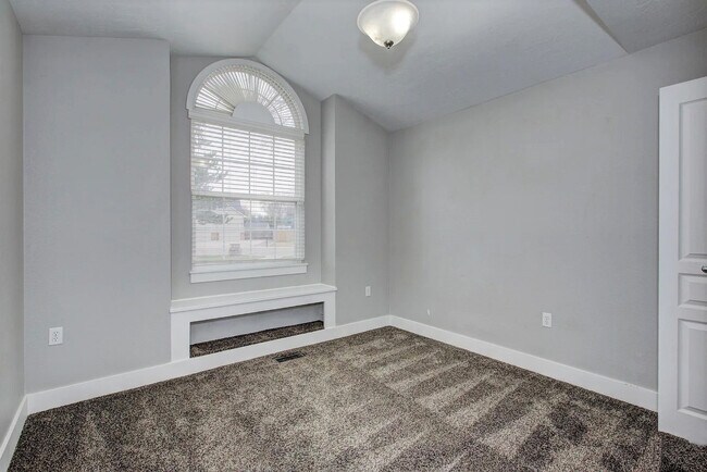 Building Photo - 2870 N High Desert Wy