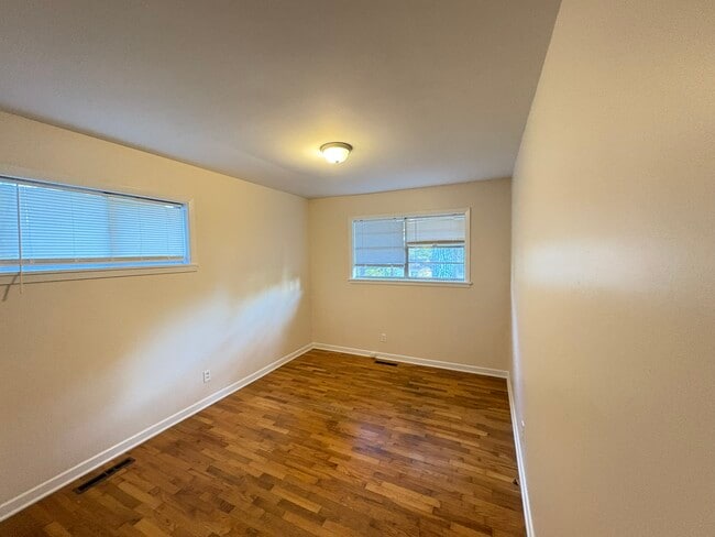 Building Photo - 510 Dickson St