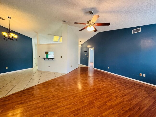 Building Photo - Charming 3 Bedroom, 2 Bath Home with Fence...