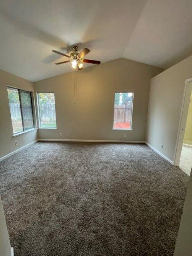 Building Photo - Fabulous 3 Bed 2 Bath home in the Heart of Elk Grove