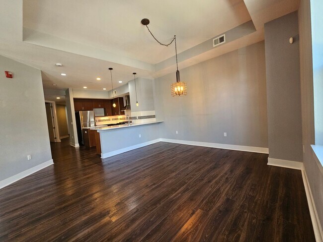 Building Photo - Congress Park High Rise Living! Huge Main Floor 2 Bed 2 Bath