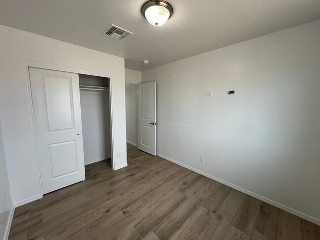 Building Photo - NEWER 3 BEDROOM HOME!