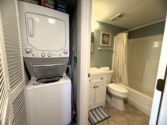 Building Photo - SEASONAL BEACH ACCESS 2/2 CONDO ON FT. MYERS BEACH!!!