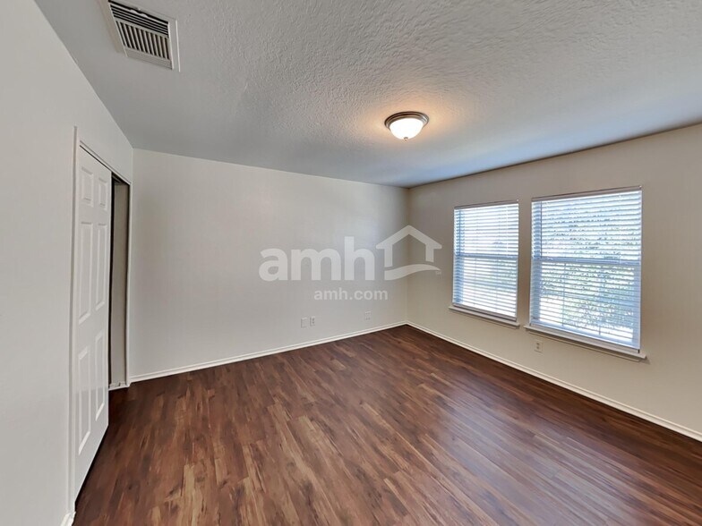 Building Photo - 5043 Viking Coral