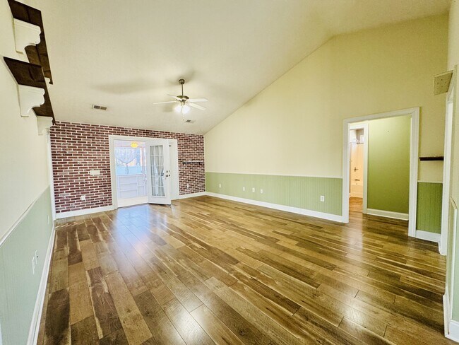 Building Photo - 932 Eaglet Cir