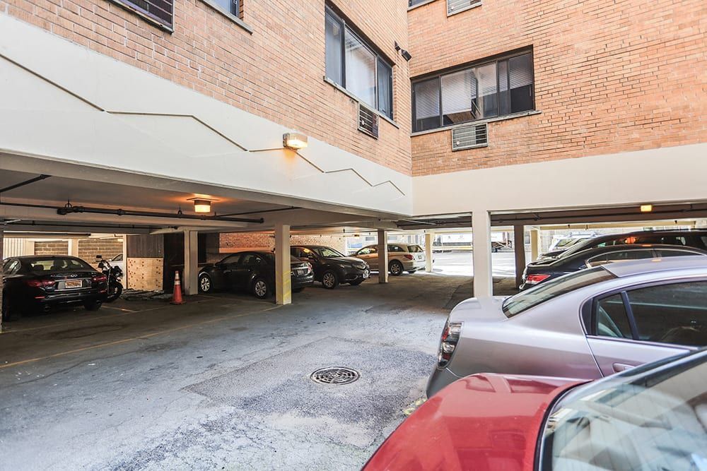 Building Photo - 6040 N Sheridan Rd