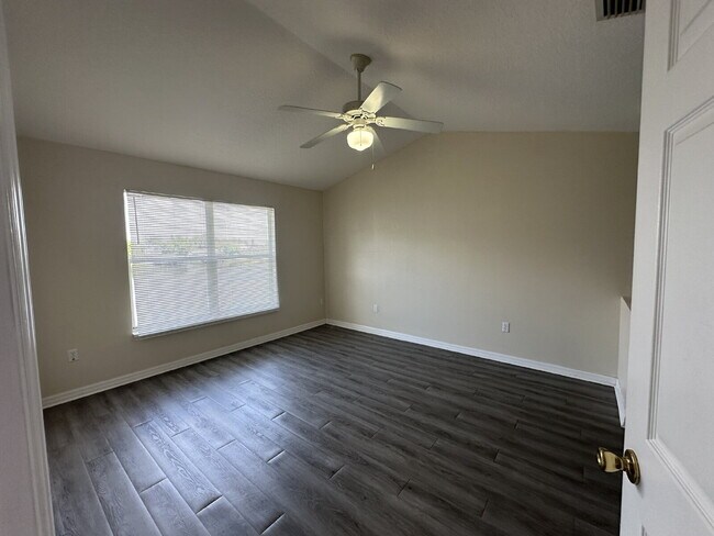 Building Photo - "Charming 2-Bed, 2-Bath Retreat with 1212 ...