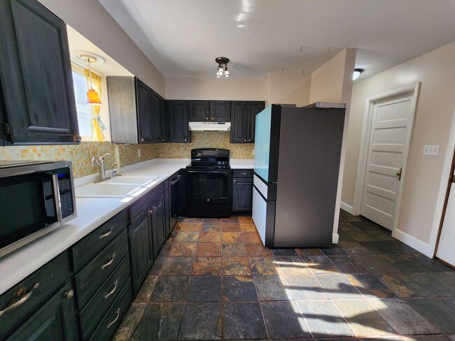 Building Photo - FREE PS5 or Switch 2! Amazing Aves house! Real Hardwood!