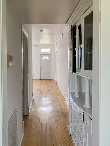 Building Photo - 2327 N Southport Ave