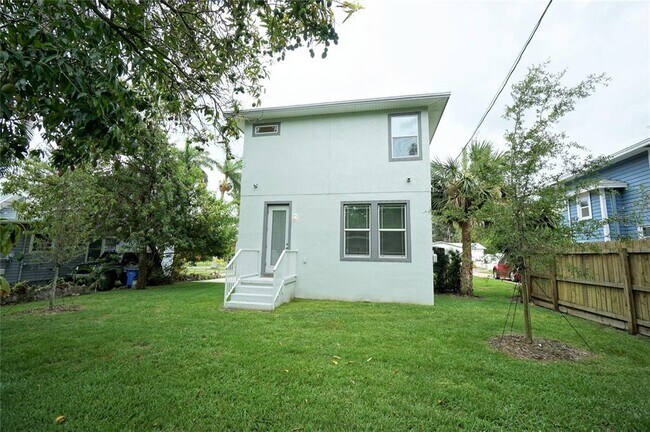 Building Photo - 651 14th Ave S