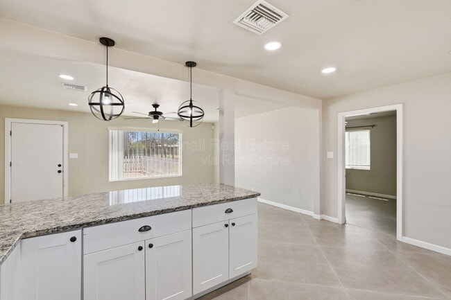 Building Photo - 5113 E Bellevue St