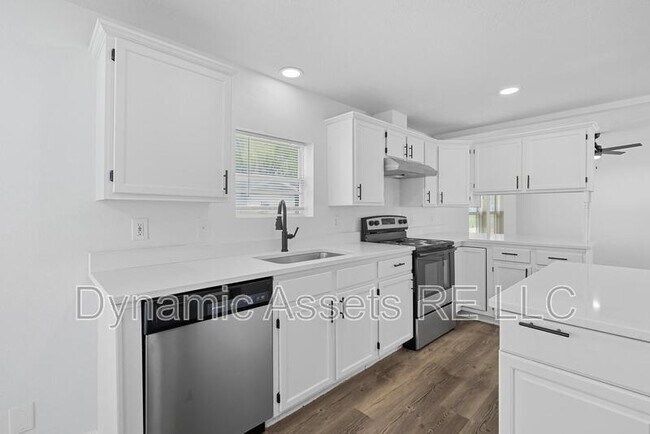 Building Photo - 405 Falletti St
