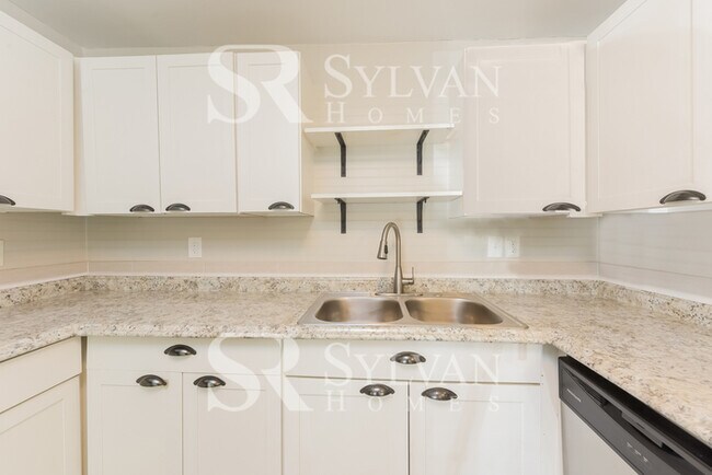 Building Photo - Prepare to fall in love with this 3 bedroom, 2 bathroom home