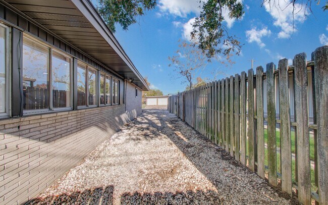 Building Photo - 7918 Bayside Dr