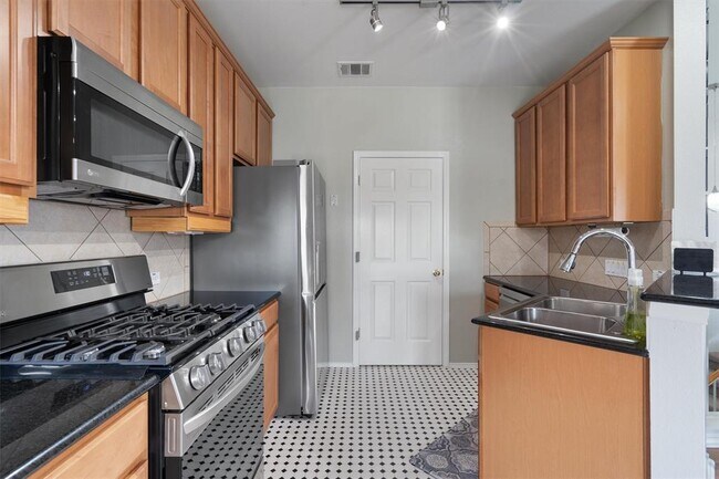 Building Photo - 9201 Brodie Ln