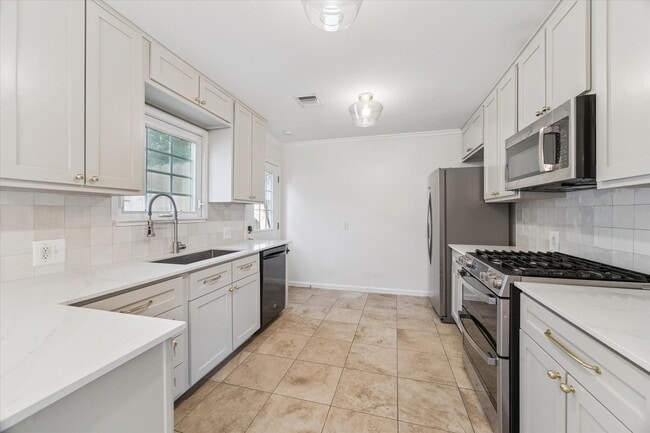Building Photo - 1063 W 43rd St