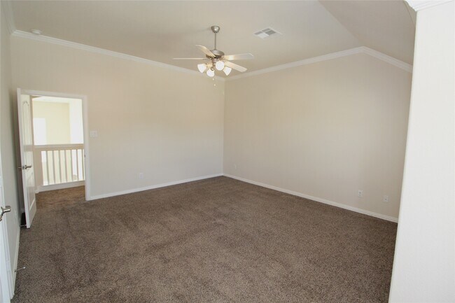 Building Photo - 627 Oak Cir Dr E