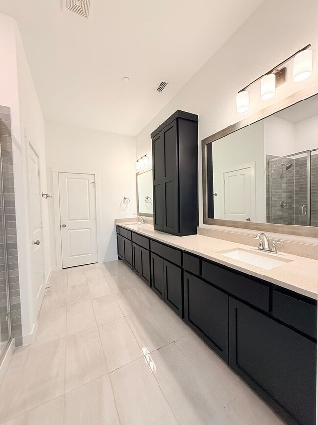 Building Photo - AVAILABLE NOW -Stunning 3-Bedroom Townhome Overlooking Greenbelt in Plano ISD 600 Collier Drive