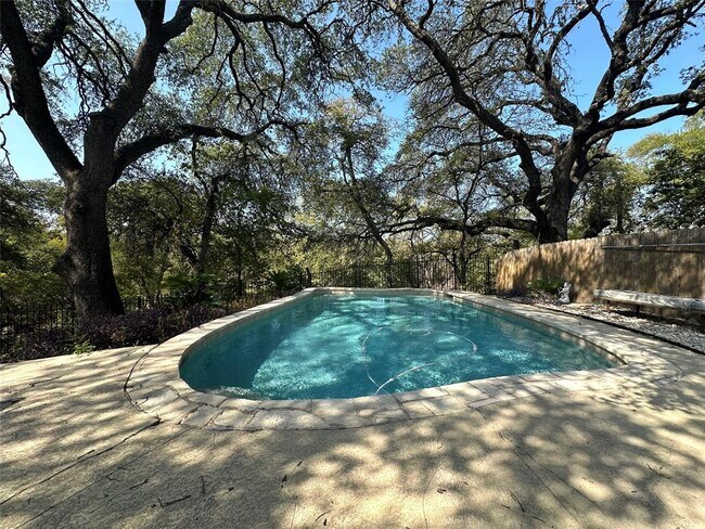 Building Photo - 5300 Suburban Dr