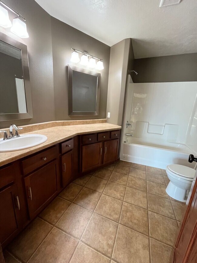 Building Photo - Stunning 4 Bed/2 Bath with 3 Car Garage and Fenced in Yard!