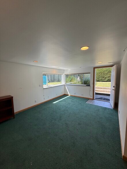 Living room/Entrance - 306 S 193rd St
