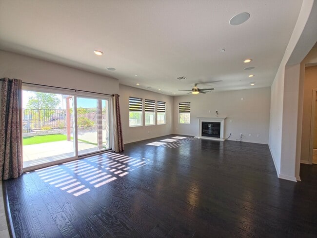 Building Photo - MOVE-IN READY 5+4 in Simi w/mountain views...