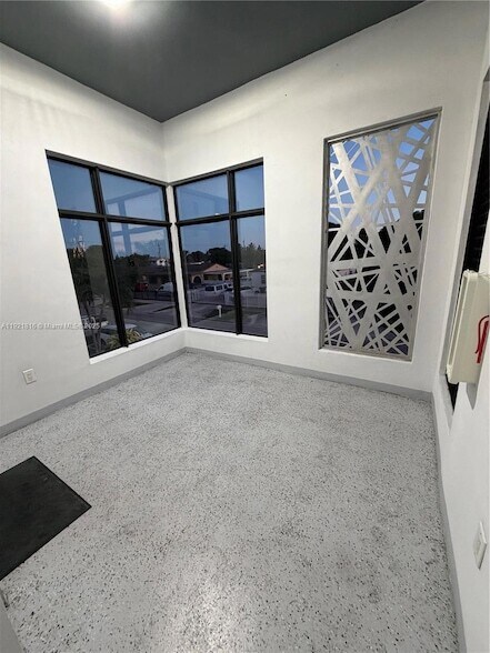 Building Photo - 859 E 24th St