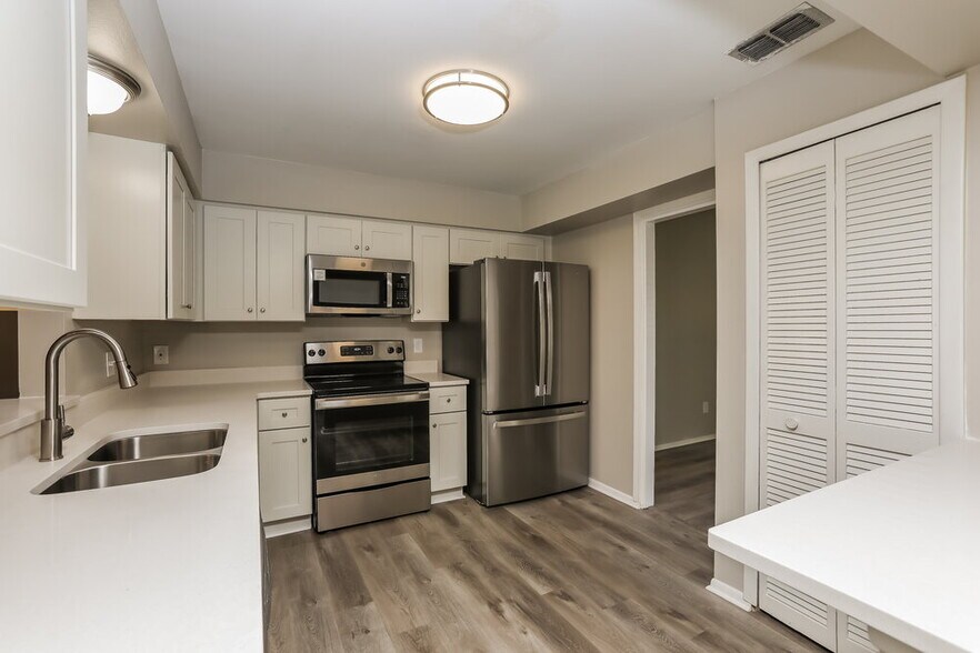Building Photo - 444 Spinnaker Dr