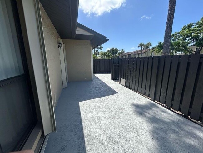 Building Photo - 725 Sunny Pine Way